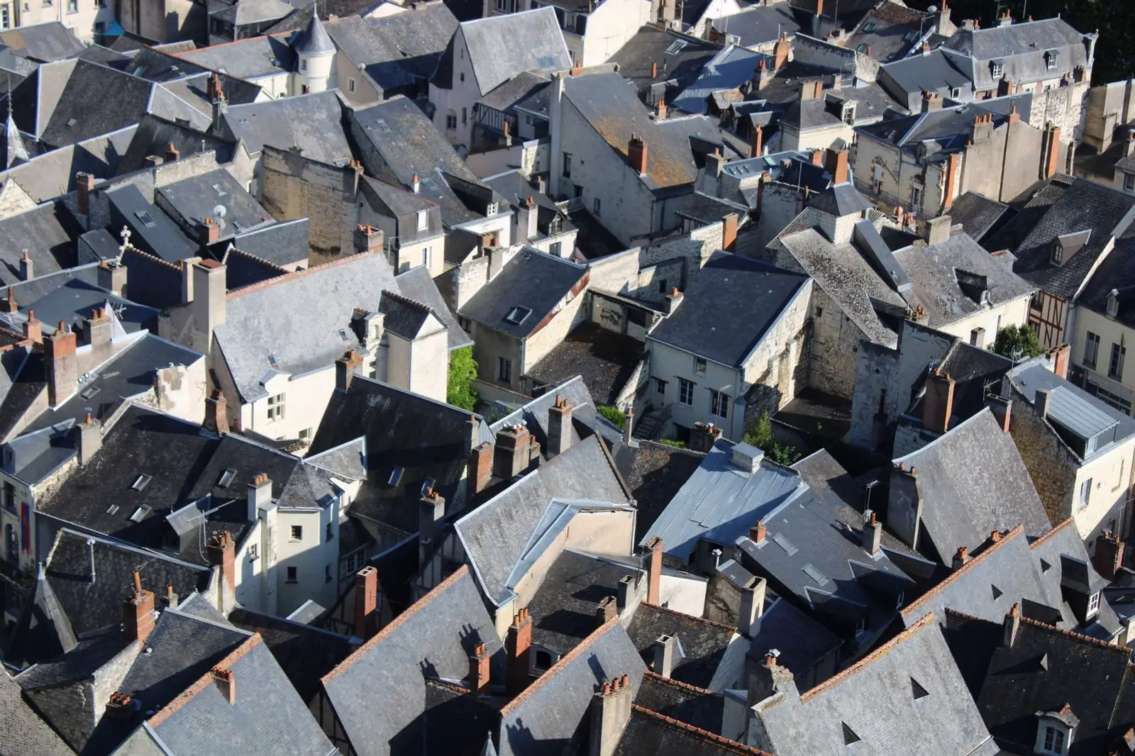 Vue aérienne de toits d'ardoises grises serrés les uns contre les autres dans un centre ancien