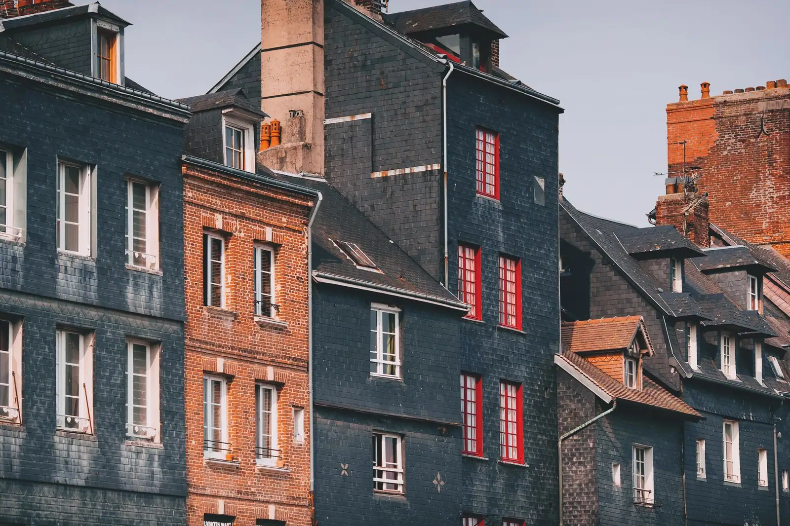 Façades et toitures entièrement couvertes d'ardoises, sur plusieurs bâtiments voisins