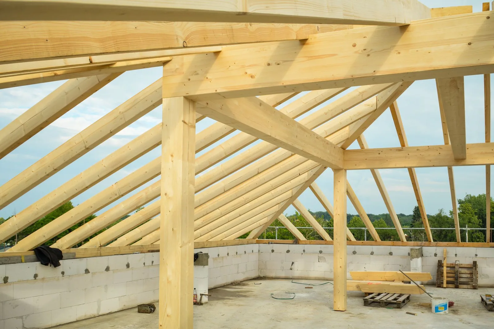 Charpente en bois neuve montée sur un bâtiment, avant la pose de la couverture