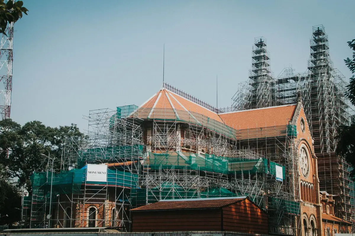 Échafaudage monté sur toute la façade d'un bâtiment en rénovation, en milieu urbain