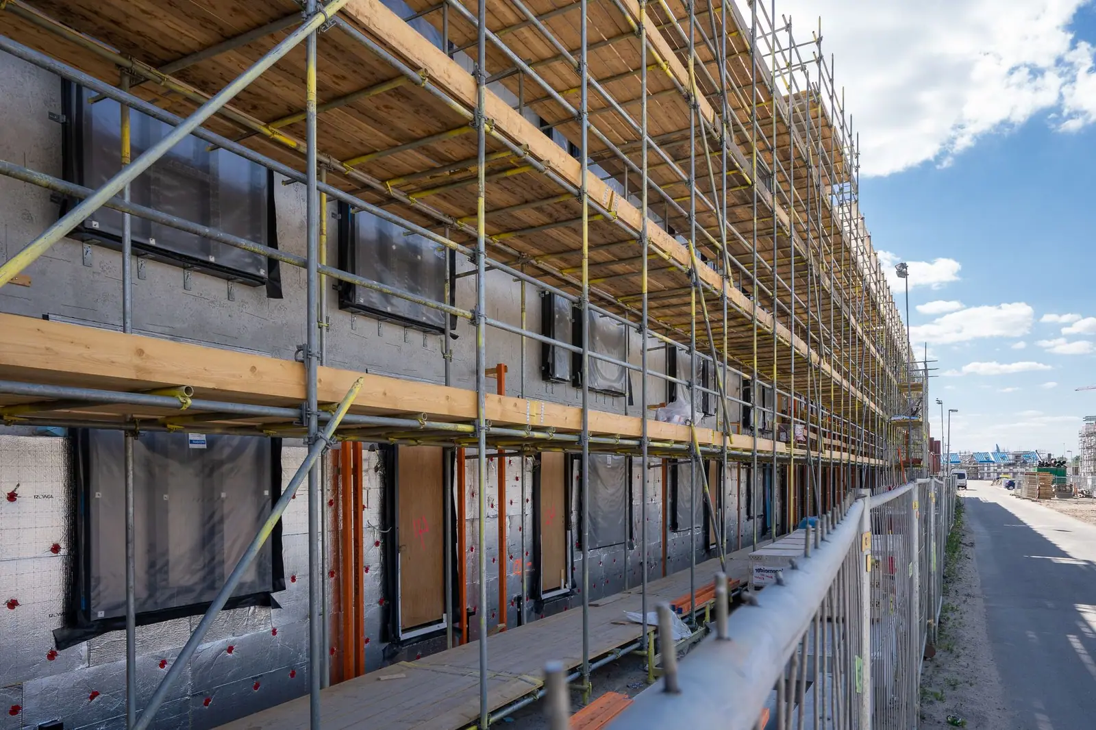 Échafaudage monté sur toute la longueur d'une façade en rénovation