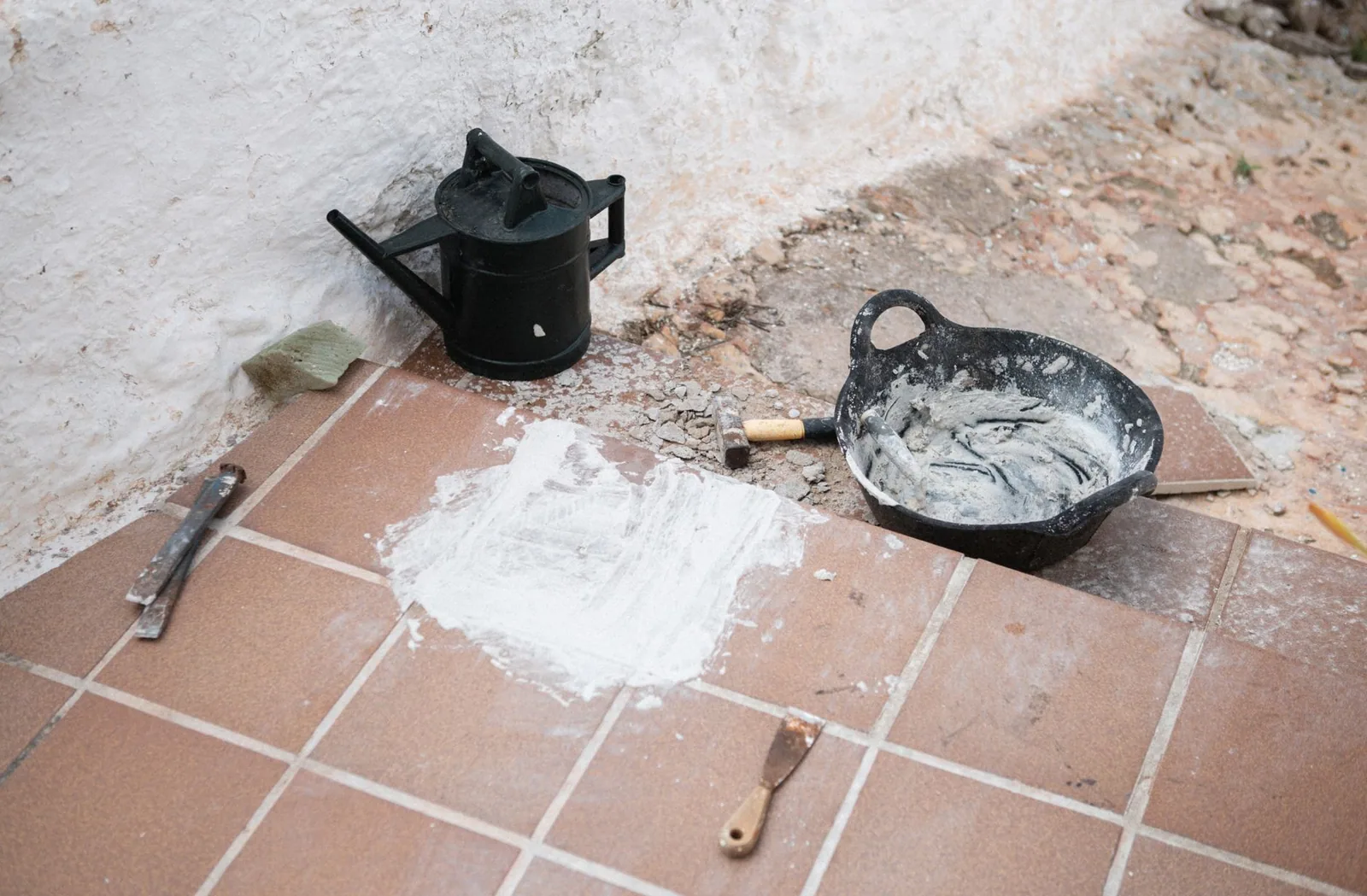 Truelle et mortier frais posés sur des tuiles, en cours d'intervention