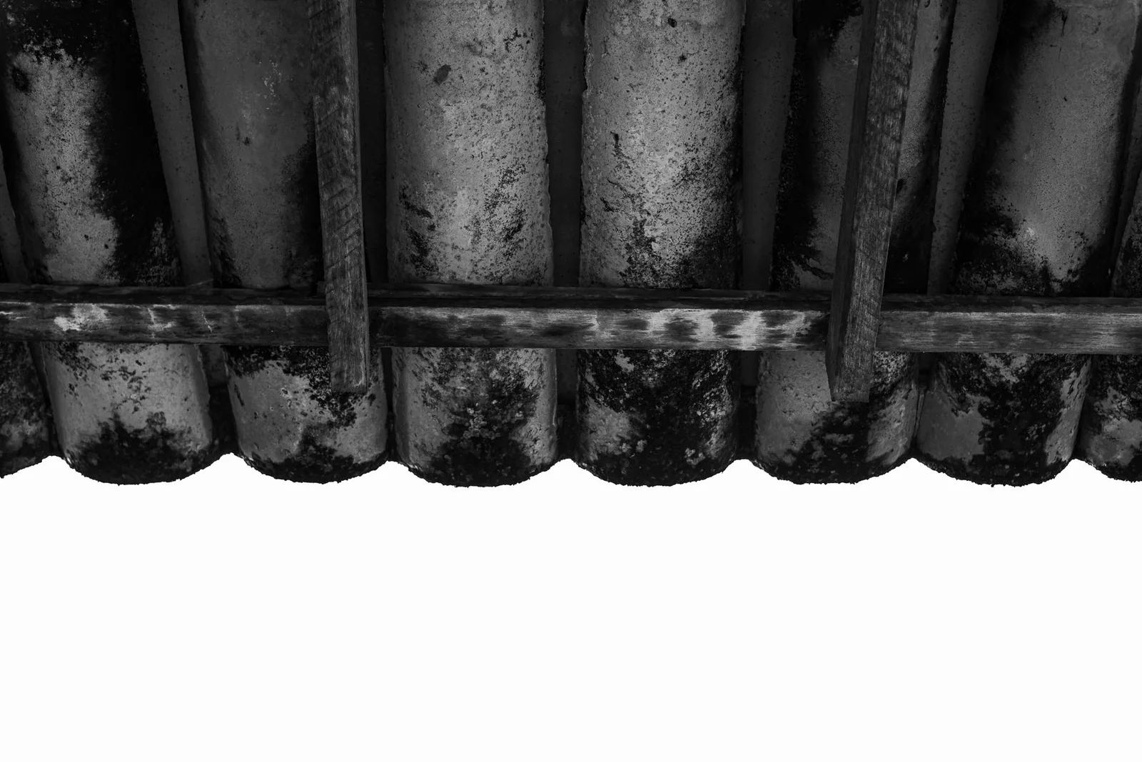 Rangs de tuiles sombres vus de près, surface irrégulière