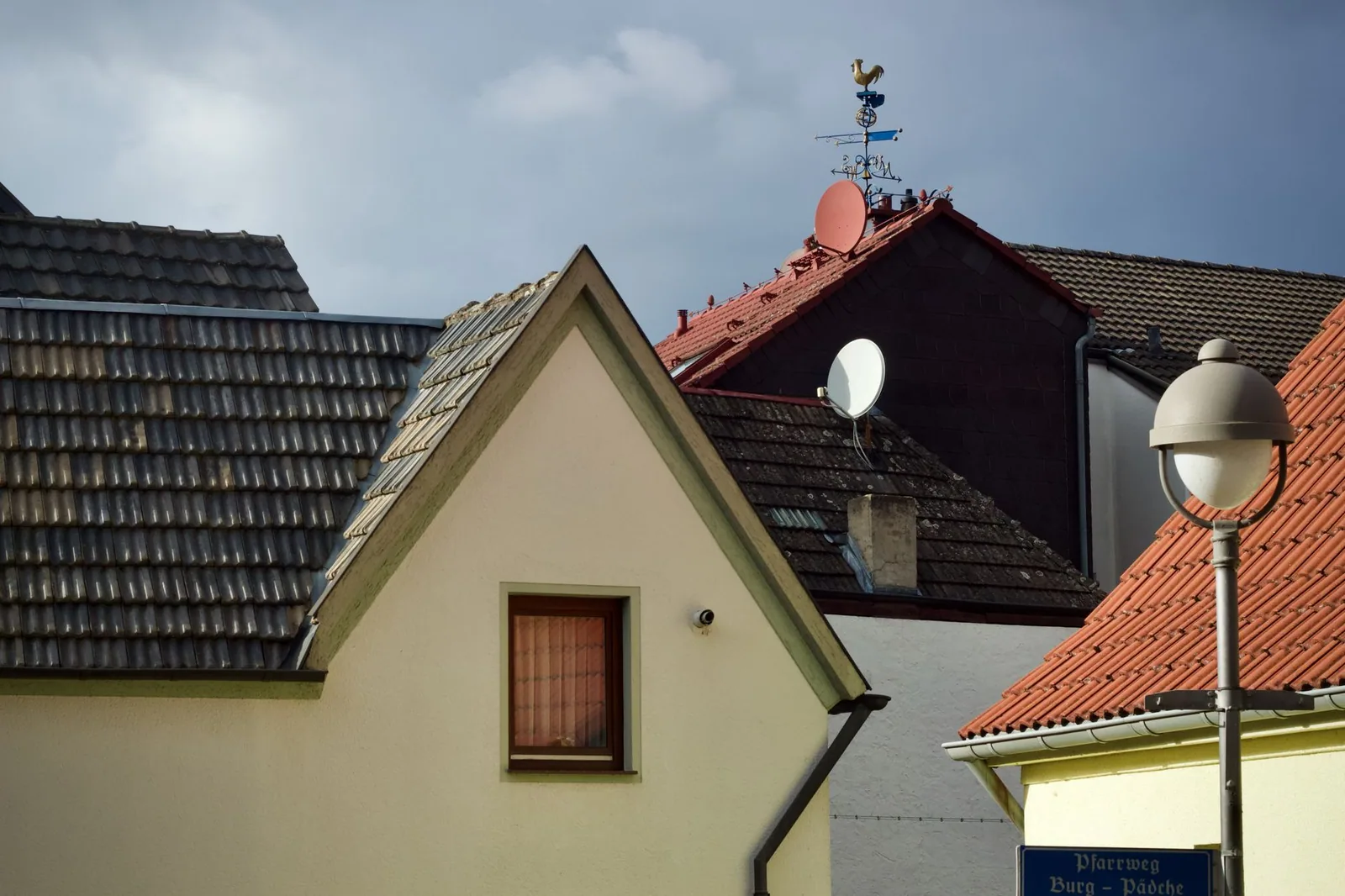 Maison individuelle, couverture en tuiles et souche de cheminée