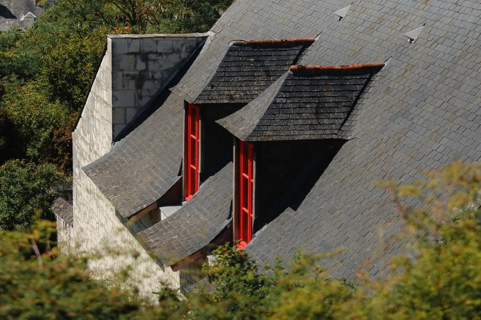Toitures en ardoises avec lucarnes, couverture traditionnelle de l'ouest de la France