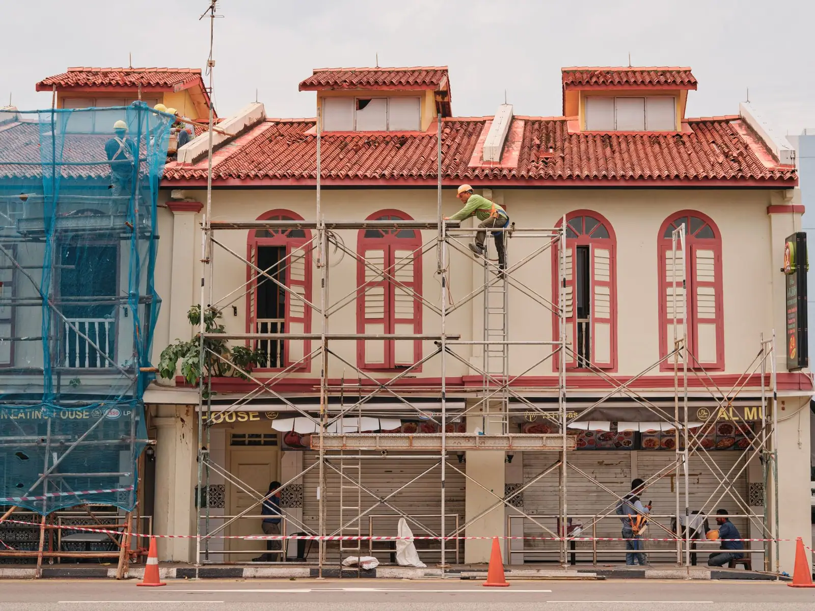 Bâtiment en cours de reprise, échafaudage en place et couverture neuve posée