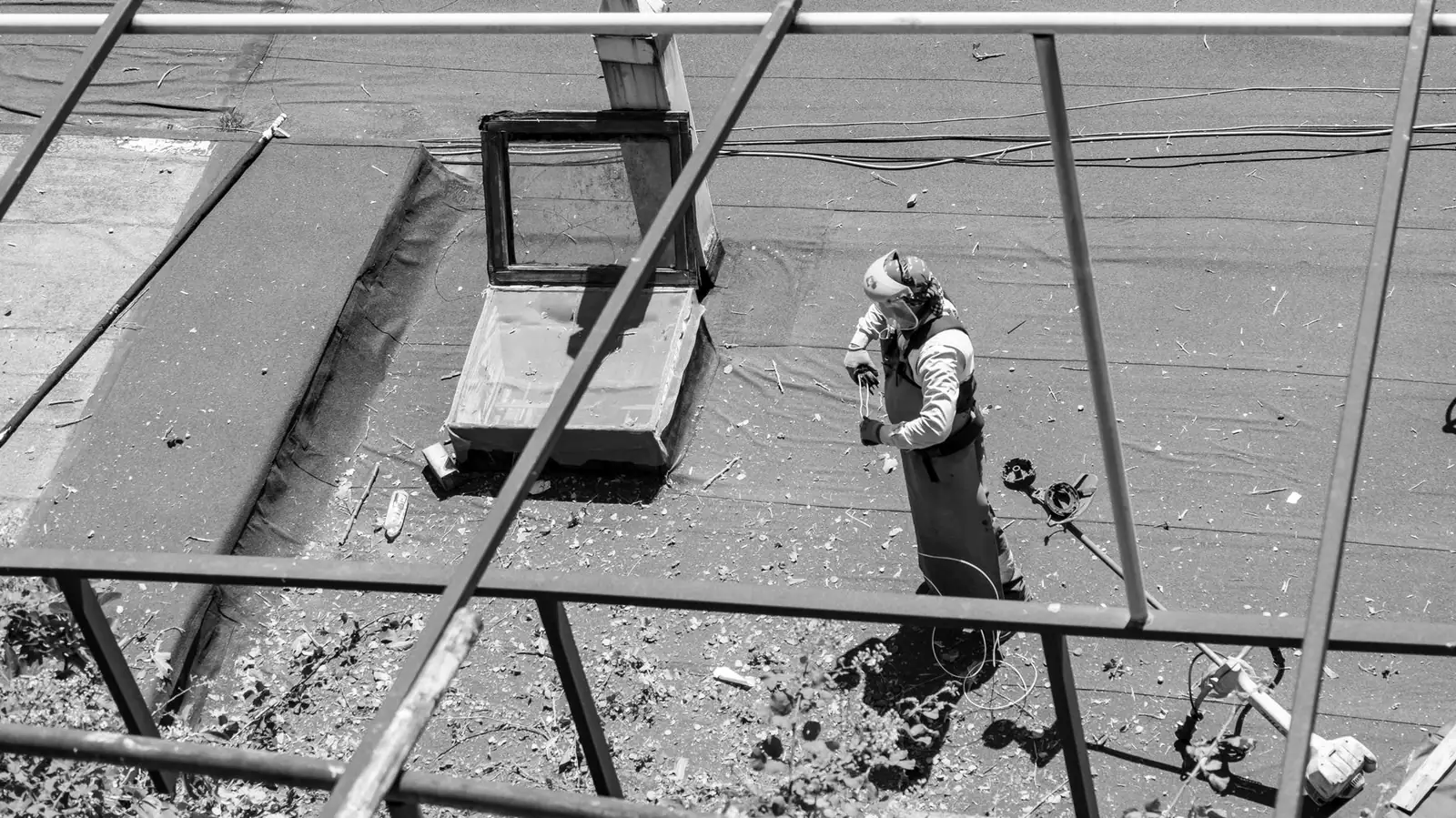 Toit plat en cours d'intervention, vu de haut en noir et blanc