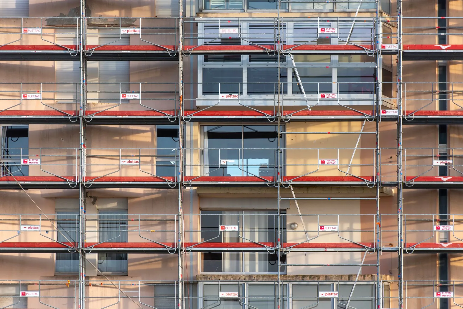 Échafaudage monté sur toute la hauteur d'une façade d'immeuble