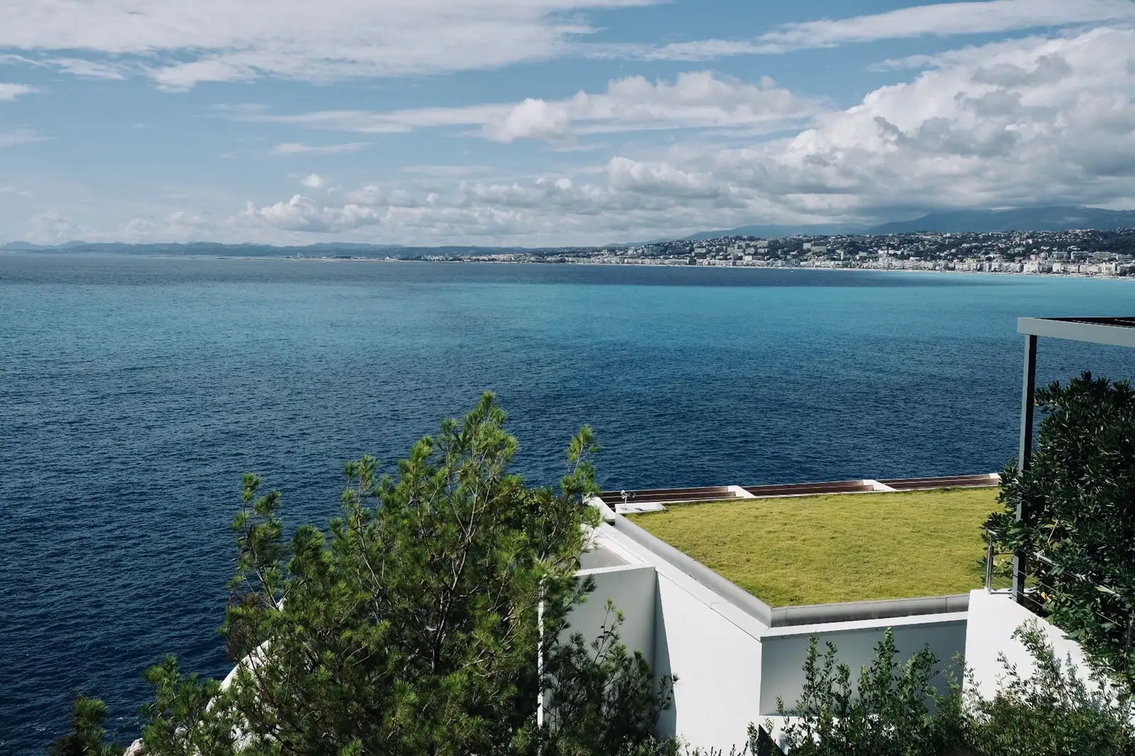 Toiture-terrasse végétalisée en bord de mer, avec ses relevés d'étanchéité