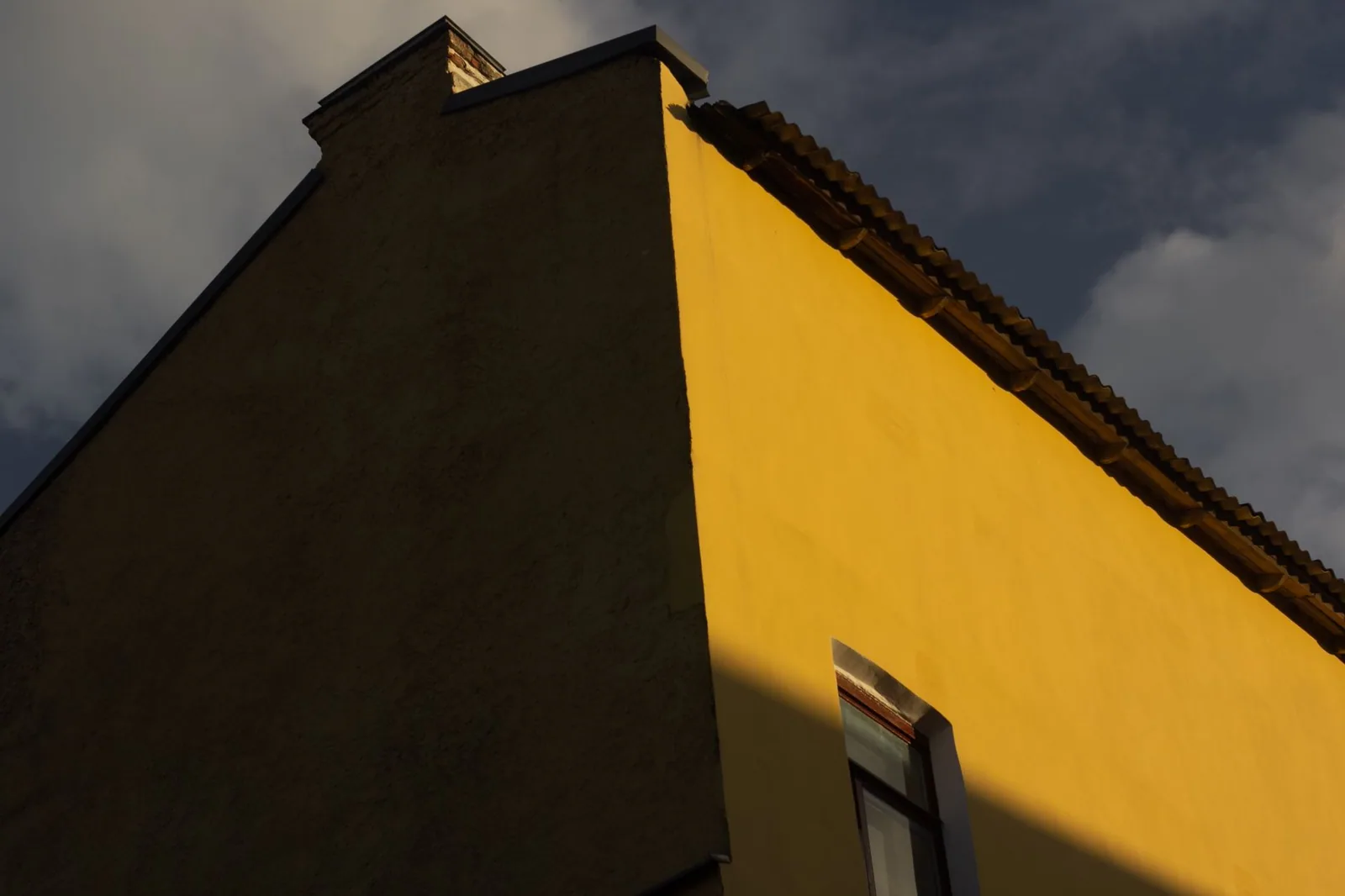 Pignon d'un bâtiment à l'endroit où la couverture rejoint la maçonnerie verticale
