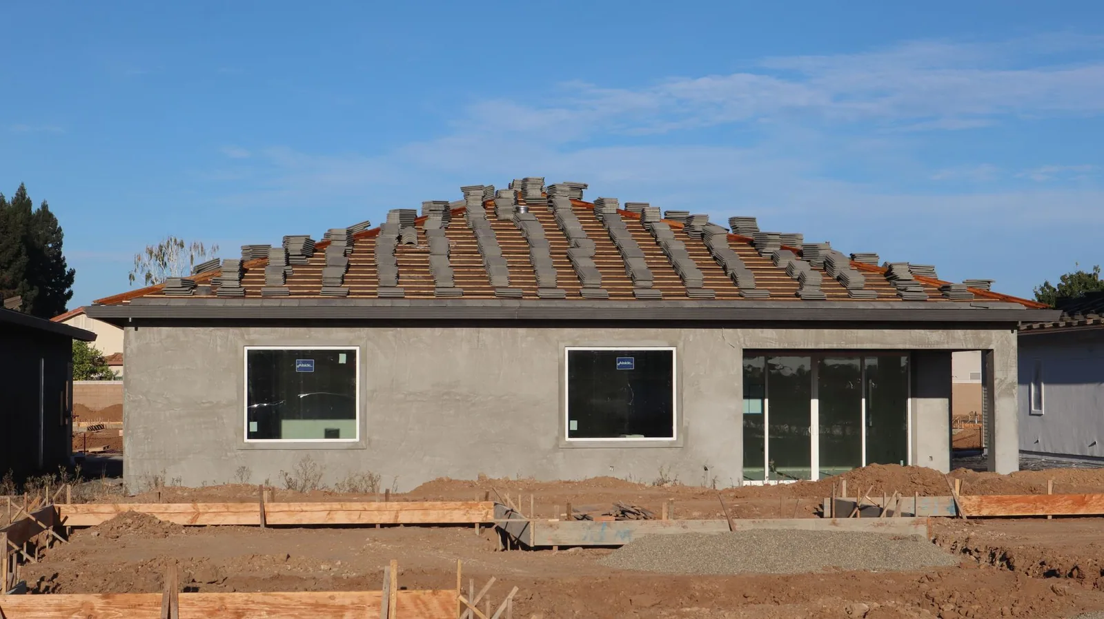 Maison neuve dont la couverture en tuiles vient d'être achevée