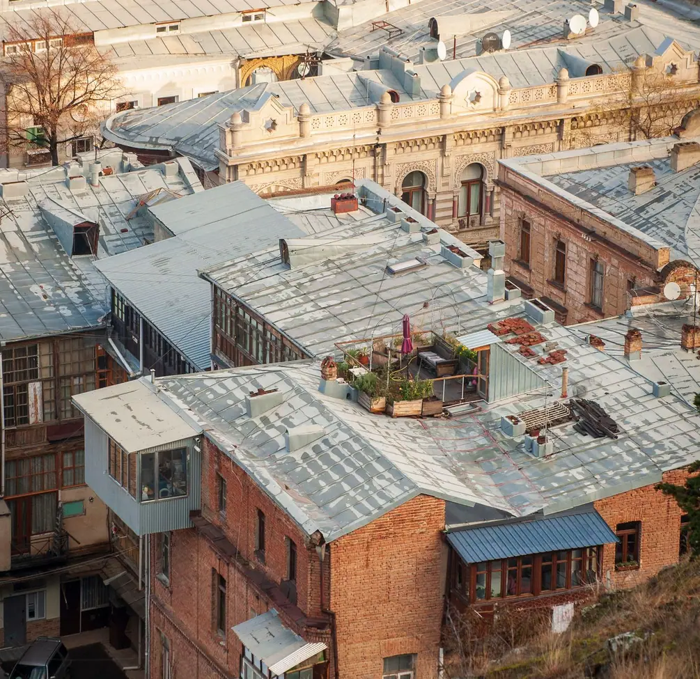 Toits plats d'immeubles vus d'en haut, terrasses et relevés bordant chaque toiture