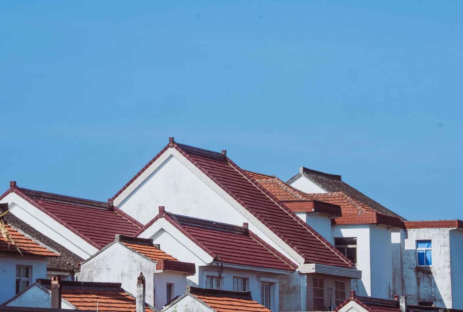 Toitures de tuiles propres et régulières sur des maisons voisines