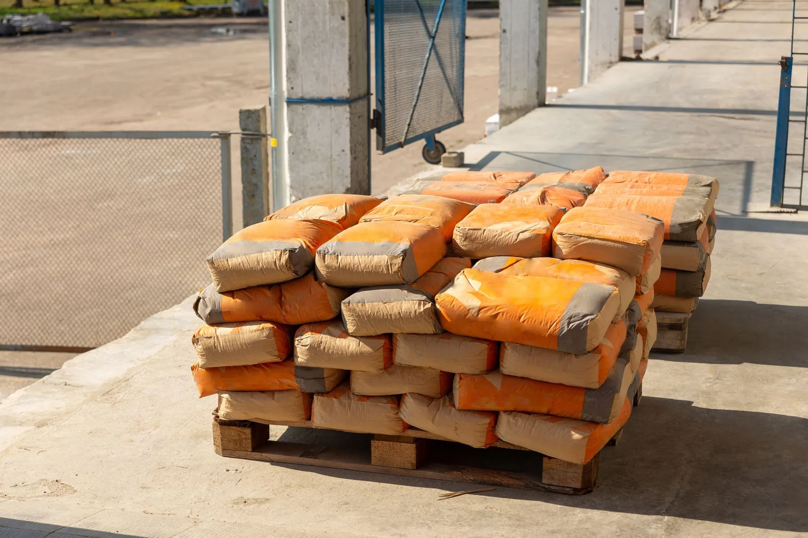 Palettes d'éléments de couverture neufs entreposées sur un chantier