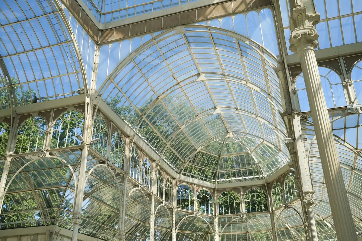 Grande véranda à structure métallique et couverture entièrement vitrée, vue de l'intérieur