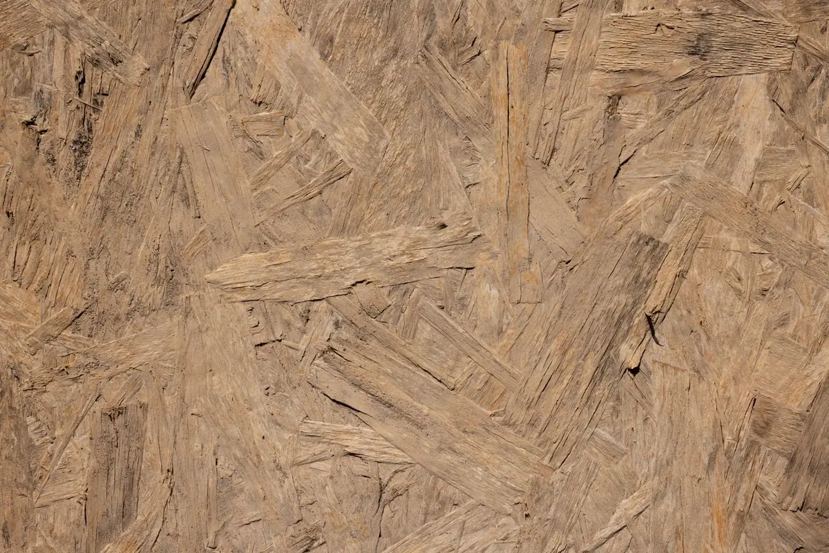 Surface d'un panneau de particules orientées, texture irrégulière vue de près
